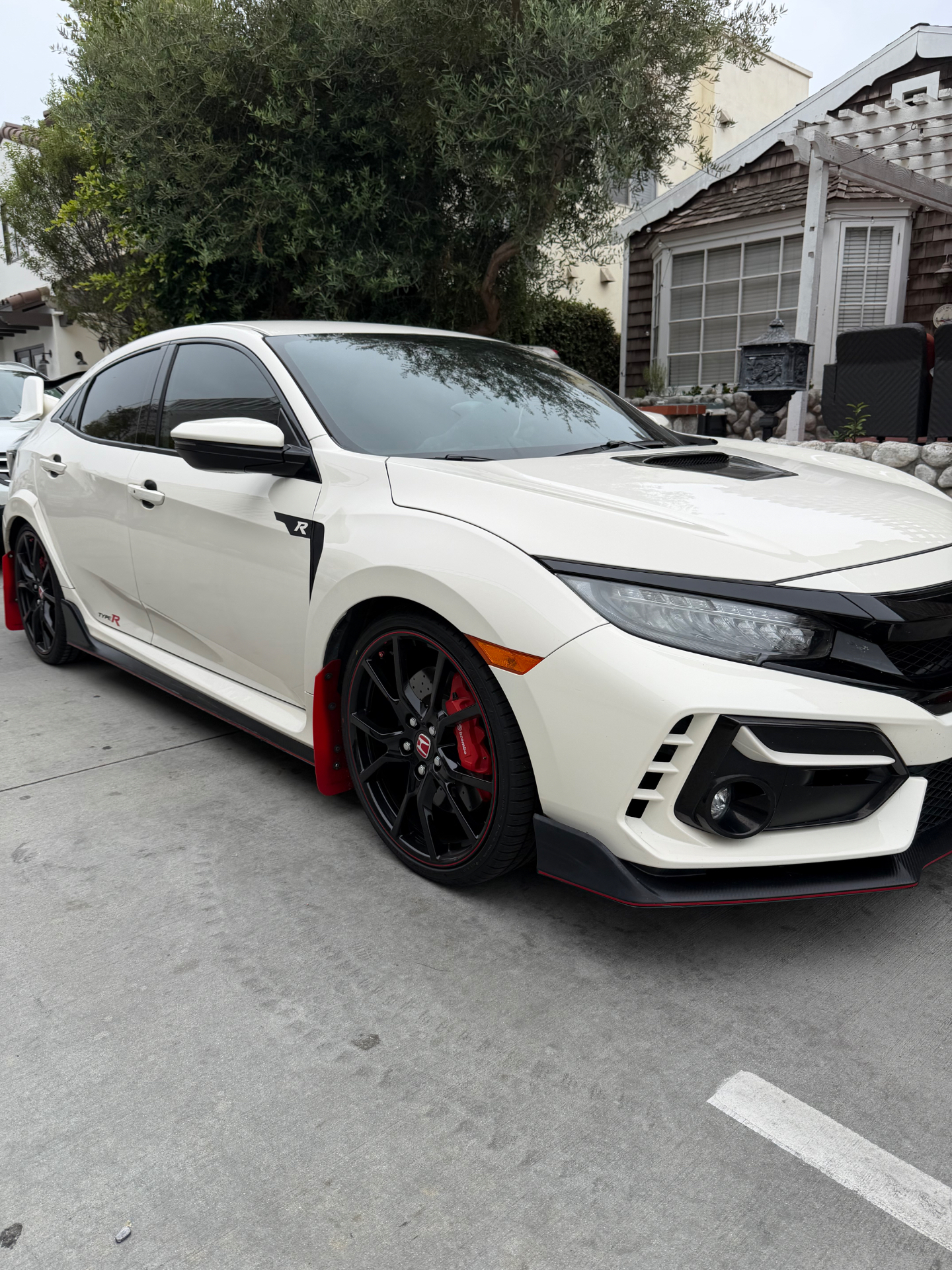 White Honda Civic Type R detailed with gloss paint and clean wheels